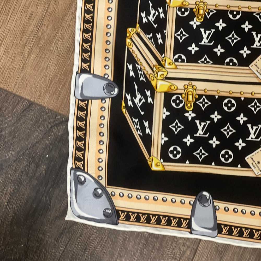 Louis Vuitton Silk Scarf • Trunks Motif • Iconic Design - Picture 4 of 7